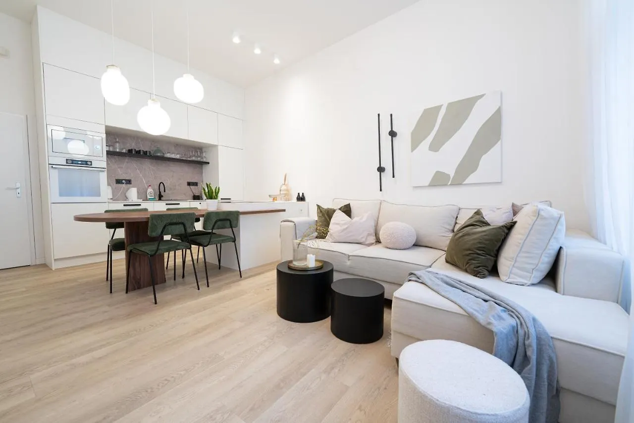 Modern 5 Min Wenceslas Square Apartment, Praha 0*,